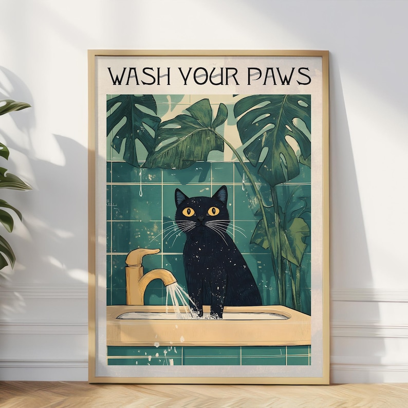 Puede incluir: Un gato negro con ojos amarillos se sienta en un lavabo de ba&ntilde;o con un grifo dorado y agua corriendo. El texto "WASH YOUR PAWS" est&aacute; en la parte superior de la imagen. Hay plantas verdes en el fondo.