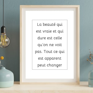 Positives Zitat „Die Schönheit, die wahr ist und anhält, ist das, was wir nicht sehen...“ Französisches Zitat, Zitatplakat, Zitatkarte.