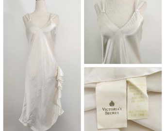 Vintage Victoria's Secret Ethereal Cream Zierliche Femme Weiche Fairy Satin Slip Dress mit Rüschen Seitenschlitz