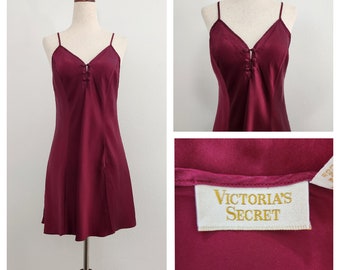 Vintage Victoria's Secret, tiefroter Wein, zierlich, romantisch, weich, Fee, 100% Seiden-Slip-Kleid mit seitlichem Schlitz