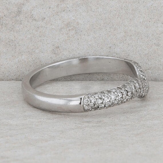 14k White Gold Pave Scallop Setting Diamond Wedding Band (1/8 cttw) main image 0