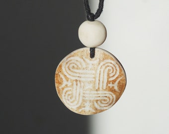 Pendentif en bois de renne avec symbole « Carré bouclé/Hannunvaakuna »