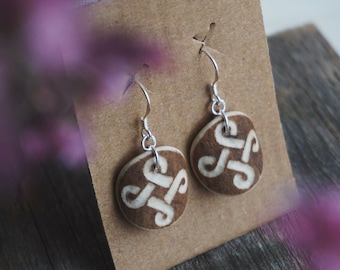 Boucles d'oreilles en bois de renne avec symbole protecteur