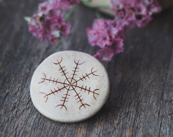 Helm of Awe - Broche en bois de renne à symbole