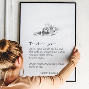 Könnte beinhalten: Rustikales Holzschild mit dem Text "Welcome to our home" in weißer Schrift. Das Schild hat eine Used-Optik und ein schlichtes, einladendes Design, ideal für die Eingangsbereichsdekoration.