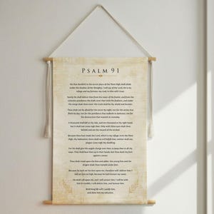 Puede incluir: Un juego de tres tazas de cerámica con un acabado mate moteado. Las tazas son de color crema, gris claro y gris oscuro. Cada taza tiene un diseño simple y moderno y un asa redondeada.