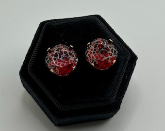 Orecchini pendenti da 12 mm con taglio a cuscino e patina argento scarlatto, impreziositi da cristalli Swarovski®.