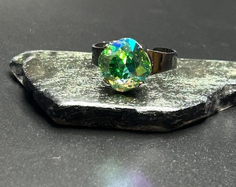 Anello regolabile da 12 mm con peridoto eliotropio in cristallo Ab, impreziosito da cristalli Swarovski®.