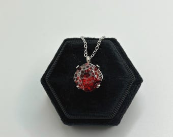 Collana con taglio a cuscino da 12 mm in argento scarlatto patinato, impreziosita da cristalli Swarovski®.