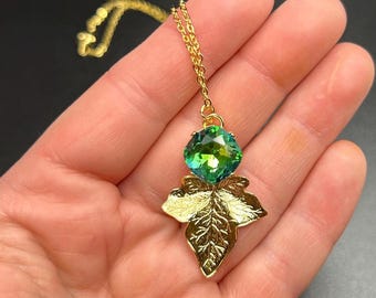 Collana con sfinge a foglie autunnali, taglio a cuscino, verde 12 mm, impreziosita da cristalli Swarovski®.