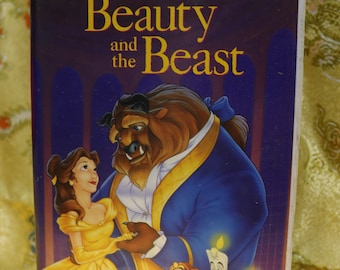 Puede incluir: Una cinta VHS de Walt Disney Classic con La Bella y la Bestia. La portada muestra a Bella y la Bestia bailando, con otros personajes como Lumière, Din Don y la Señora Tetera en el fondo.