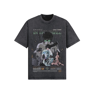 Könnte beinhalten: Ein schwarzes T-Shirt mit einem Vintage-Grafikdruck von Charakteren aus dem Anime "Ghost in the Shell". Die Grafik enthält den Text "Ghost in the Shell" und "GHOSTASHELL" in Japanisch und Englisch.