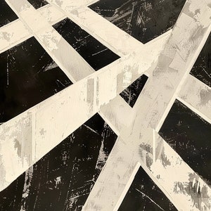 Op de afbeelding: Abstracte schilderij met een geometrisch ontwerp in zwart en wit. Het schilderij toont kruisende lijnen en vormen, die een dynamische en moderne esthetiek creëren.