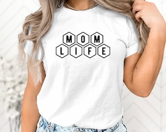 Mom Life Honeycomb Design T-Shirt, Modern Graphic Tee for Mothers, Casual Chic Motherhood Apparel