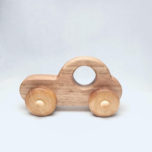 Carro de brinquedo de madeira feito à mão – seguro e ecológico para crianças pequenas