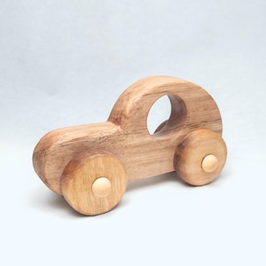 Carro de brinquedo de madeira feito à mão - seguro e ecológico para crianças pequenas