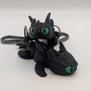 Flexi Baby Ohnezahn Schlüsselanhänger | 3D gedruckter niedlicher Baby-Drachen-Schlüsselanhänger | Nachtschatten Drache | HTTYD-inspiriertes Sammlerstück