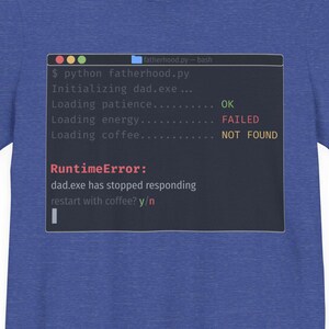 Op de afbeelding: Blauw T-shirt met een afbeelding van een computerterminal met een "fatherhood.py" script. Het script toont laadstatussen en een "RuntimeError" melding met de vraag om opnieuw op te starten met koffie.