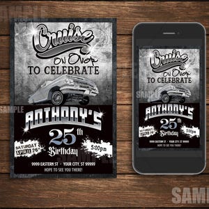 Könnte beinhalten: Eine schwarz-weiße Einladung mit dem Text "Cruise On Over To Celebrate" und "Anthonys 25. Geburtstag". Die Einladung zeigt eine Grafik eines klassischen Autos. Die Einladung wird auf einer Holzoberfläche und auf einem Smartphone gezeigt.