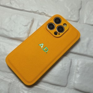 Veganistisch leren telefoonhoesje in kleur voor iPhone 15 14 Plus Pro Pro Max, iPhone-hoesje met monogram, iPhone-hoesje met reliëf initialen of namen.