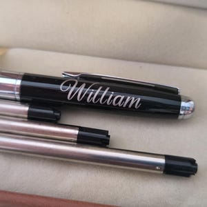 Laser gravierter Unterschriftenstift, kundenspezifischer Schwarz-Silber-Gold-Kugelschreiber, personalisiertes Luxusstift-Geschenkset