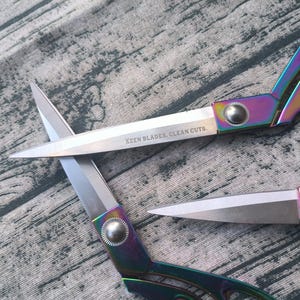 Tesoura de costura com acabamento em titânio arco-íris