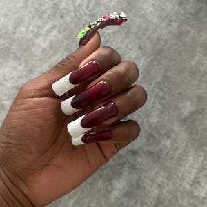 CURVED Schwarzkirsch Vintage French Tipped Press on Nails| Französische Spitze gebogene Nägel| gebogene Nägel mit Charms| gebogene Nägel südliche Nägel
