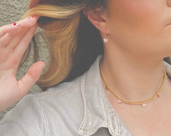 ピンク バタフライ チョーカー チャーム ネックレス & レバーバック イヤリング セット | ゴールド チャーム ネックレス | チャーム ネックレス | バタフライ イヤリング | ゴールド ジュエリー