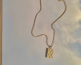 18K ゴールドフィルド チェック柄ペンダントネックレス | さまざまな色 | チェック柄ペンダントネックレス | ゴールドネックレス | ゴールドフィルド | エナメルコーティング