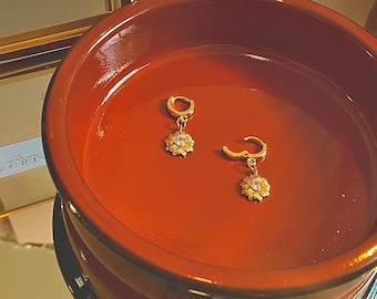 18k ゴールドフィルド CZ デイジー ハギー | デイジー ハギー | フラワー イヤリング | ゴールドフィルド ハギー | キュービックジルコニア | フラワー ハギー | ゴールドフィルド