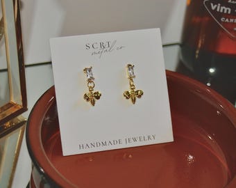 18K ゴールドフィルド ハニービー CZ スタッド | エメラルドカット スタッド | ゴールドフィルド イヤリング | ビー スタッド | ハニービー イヤリング | ゴールド スタッド | キュービックジルコニア