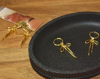 18K ゴールドフィルド ボウノット ハギーズ | ボウ ハギー フープ イヤリング | ゴールドフィルド イヤリング | ゴールド ボウ イヤリング | ボウノット イヤリング | ボウ イヤリング