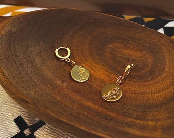18K ゴールドフィルド ワイルドフラワー ハギー | 花の刻印入りハギー | フラワー ハギー イヤリング | ゴールドフィルド イヤリング | フラワー イヤリング | ゴールド ハギー