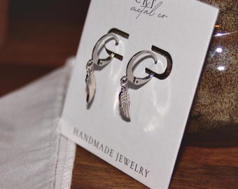 シルバー エンジェル ウィング ハギーズ | エンジェル ウィング ハギーズ | シルバー ハギーズ | シルバー ウィング | エンジェル ウィング | シルバー イヤリング | ハギー フープ | ハギーズ