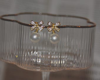 18K ゴールドフィルド キュービックジルコニア ボウ&パール スタッド | 18K ゴールドフィルド ボウ イヤリング | 淡水パール | パール イヤリング | ボウ イヤリング | ゴールド