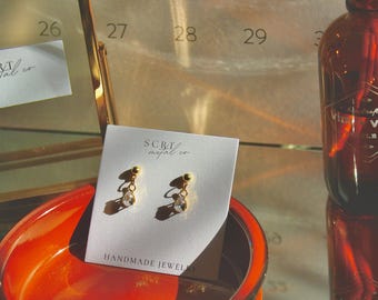 CZ ティアドロップ ゴールドフィルド スフィア スタッド イヤリング | ゴールドフィルド スタッド | ダイヤモンド スタッド | ティアドロップ ダイヤモンド イヤリング | ゴールドフィルド | キュービックジルコニア