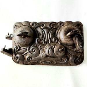 装飾的な通気口を備えたアンティーク鋳鉄製ストーブの扉