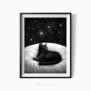 Zauberhafte schwarze Katze auf Kissen, Sternennachtkunst, gemütliche Wohndekoration, Geschenk für Katzenliebhaber, sofort herunterladbarer Druck / C314
