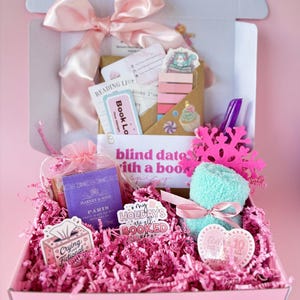 Date night with a book themed blind date with a book bundle styled as luxury book gift box, mystery box for women aesthetic, book bundle layout, bookish bundles and book accessories book lover details, perfect book gifts and book lover gift box experience.