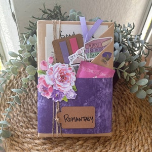 Blind Date with a Book is the ultimate gift for readers! A surprise mystery book from genres like dark romance, paranormal, or romantic fantasy, wrapped with clues. Includes herbal tea, bookish stickers, highlighter, annotation tabs, book tracker, and a library-style reading list. A perfect surprise gift for book lovers, booktok books, book clubs, and fans of spicy or thrilling romance books. Great for all ages and reading preferences!