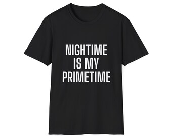 以下が含まれることがあります： 「NIGHTTIME IS MY PRIMETIME」という白い文字が書かれた黒いTシャツ。