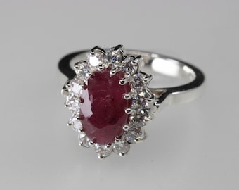 Vacker ring med rubinkluster.