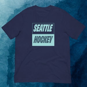 T-shirt unisex con testo Seattle Hockey Box, regalo per mamma, papà, famiglia, amici e appassionati di sport, abbigliamento da hockey di Washington