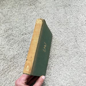 Può includere: Un libro vintage verde rilegato con dorso dorato e il testo "VICTOR CONRAD" sul dorso. Il libro fa parte della serie Modern Library.