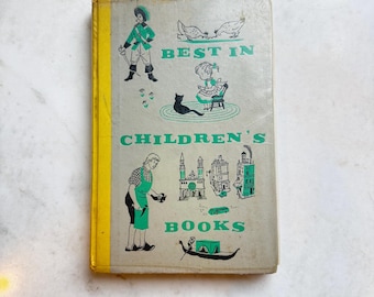 Könnte beinhalten: Ein Vintage-Buchcover mit einem gelben Rücken und grünem Text, der "Best in Children's Books" lautet. Das Cover zeigt Illustrationen von Kindern, Tieren und Gebäuden.