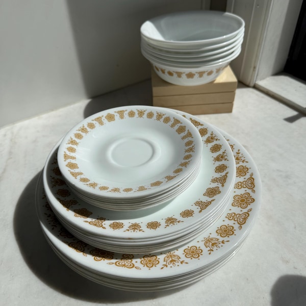 Piatti vintage Corelle Butterfly Gold Floral: stoviglie anni '70