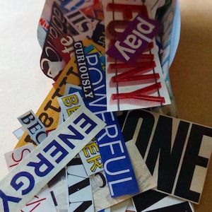 Optimistische één woord knipsel uit een tijdschriftzin | 50+ individuele zorgvuldig geselecteerde handgesneden stukken | Collage, kunsttijdschriften, visionboards en meer