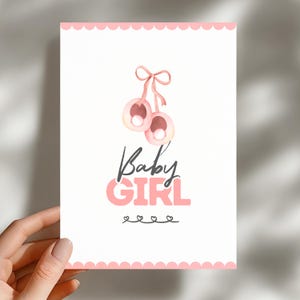 É uma menina - Cartão de boas-vindas para bebê 5x7" | Cartão de nascimento para impressão – Botinhas de aquarela | Modelo de impressão e corte de letras A4 + para download