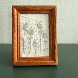 Ingelijste geperste bloem papier-machékunst | Neutrale botanische wanddecoratie | Handgemaakte natuurkunst | Houten lijst | Kleine plank of bureaudecoratie