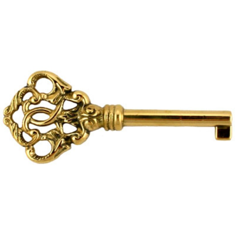 Op de afbeelding: Een sierlijke gouden sleutel met een decoratief, ingewikkeld hoofd en een rechte schacht.